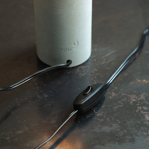 点灯すると呼吸をするように流動的に形を変えながらコンクリートの筒を行き来する Dripping Lamp（ドリッピングランプ）