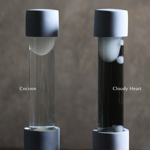 点灯すると呼吸をするように流動的に形を変えながらコンクリートの筒を行き来する Dripping Lamp（ドリッピングランプ）