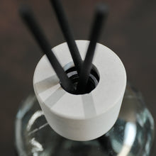 画像をギャラリービューアに読み込む, 香りが持つ世界が映り込む 大容量のディフューザー Enel（エネル）
