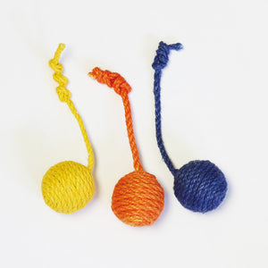 壁やドアノブに掛けられるペット用おもちゃ FUNNY SISAL ROPE BALLS