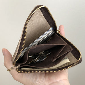 手にすっぽり収まるサイズ感 Hawk コンパクトな手のり財布
