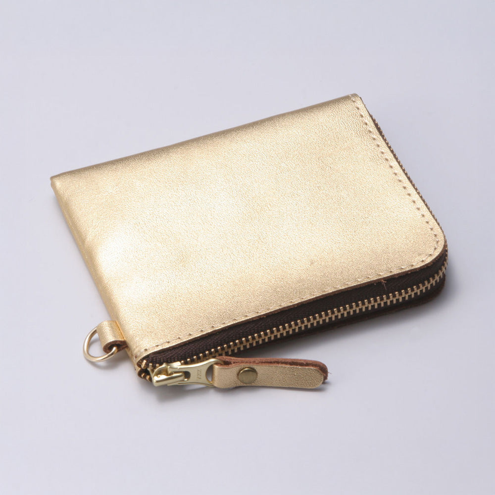 手にすっぽり収まるサイズ感 Hawk コンパクトな手のり財布