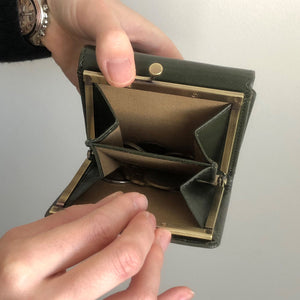 コンパクトながら抜群の収納力 Hawk がま口三つ折財布