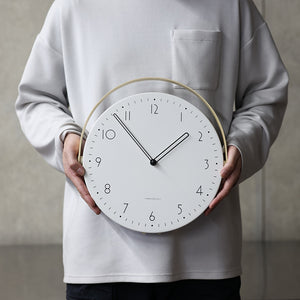 どんな角度からも見やすく調整できる時計 iNE（イネ）