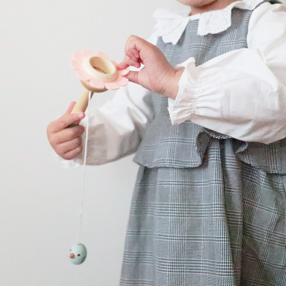 花と昆虫、小鳥たちが織りなす楽しさ！お子様の初めてのけん玉 KENDAMA