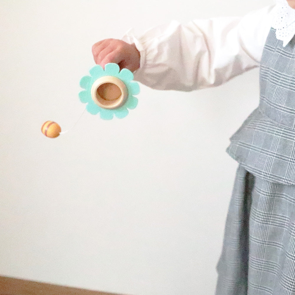 花と昆虫、小鳥たちが織りなす楽しさ！お子様の初めてのけん玉 KENDAMA