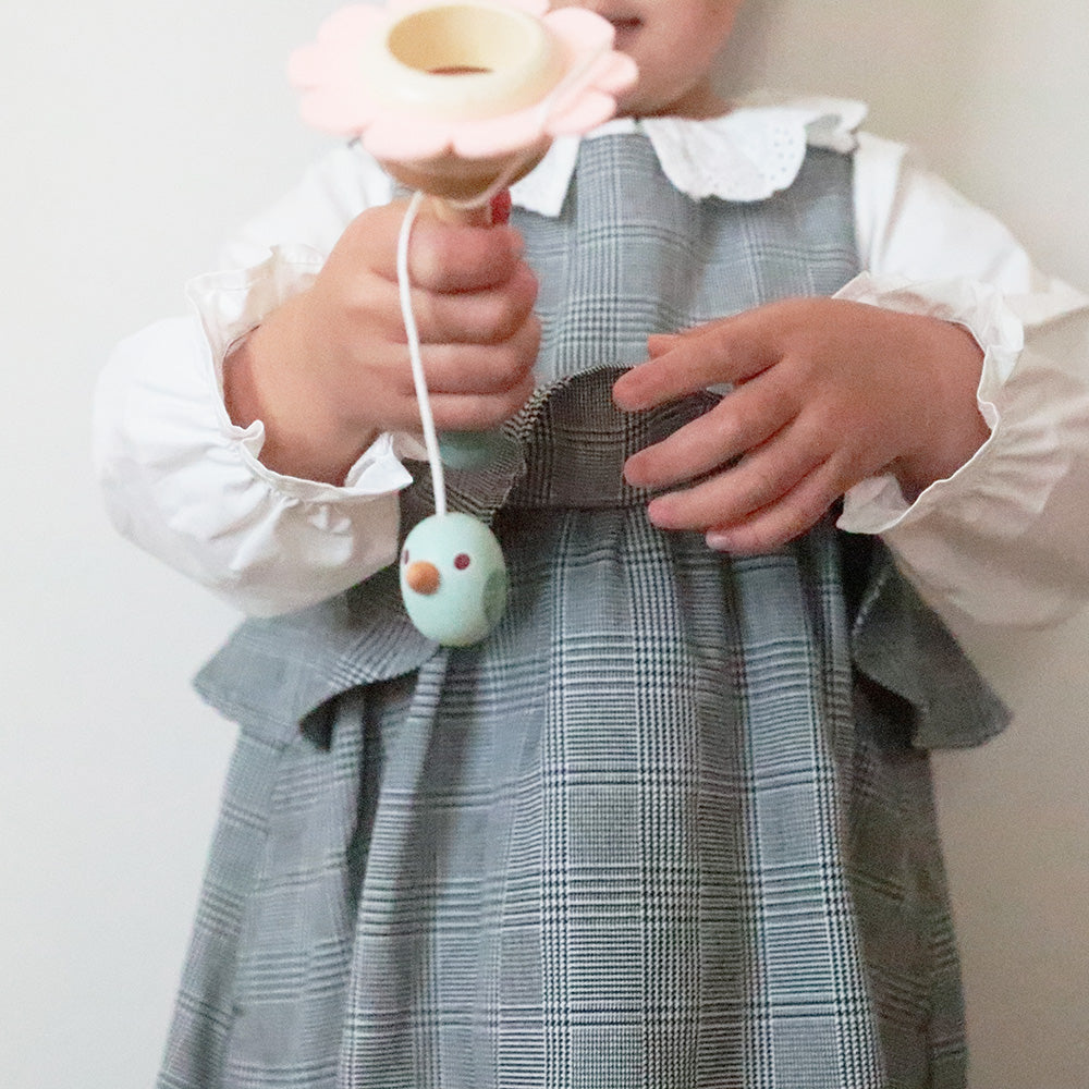 花と昆虫、小鳥たちが織りなす楽しさ！お子様の初めてのけん玉 KENDAMA