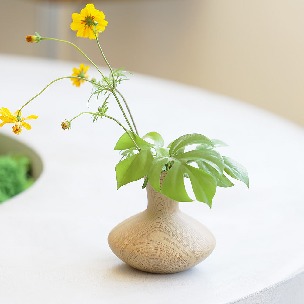 木の模様を丁寧にプリントした陶器製の一輪挿し KOKKOLA（コッコラ