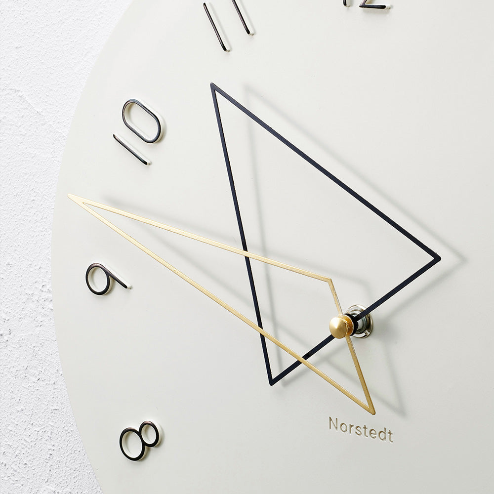 ジオメトリックな針が目を惹く遊び心にあふれたウォールクロック