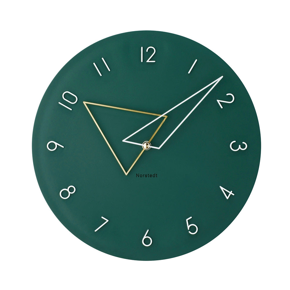 ジオメトリックな針が目を惹く遊び心にあふれたウォールクロック