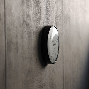 湾曲したフェイスに合わせてカーブに沿う針が時を飾る電波時計 KUPPEL CLOCK（クペル クロック）