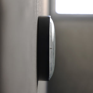 湾曲したフェイスに合わせてカーブに沿う針が時を飾る電波時計 KUPPEL CLOCK（クペル クロック）