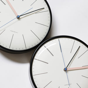 湾曲したフェイスに合わせてカーブに沿う針が時を飾る電波時計 KUPPEL CLOCK（クペル クロック）