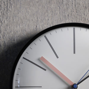 湾曲したフェイスに合わせてカーブに沿う針が時を飾る電波時計 KUPPEL CLOCK（クペル クロック）
