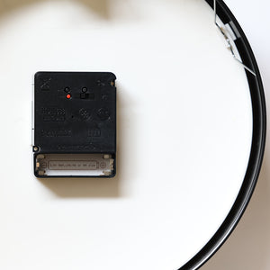 湾曲したフェイスに合わせてカーブに沿う針が時を飾る電波時計 KUPPEL CLOCK（クペル クロック）