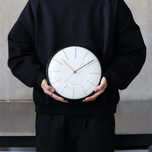 湾曲したフェイスに合わせてカーブに沿う針が時を飾る電波時計 KUPPEL CLOCK（クペル クロック）