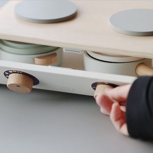 音も動きも楽しい、お子さまの創造力を引き出す木製のキッチンセット KURUKURU COOKER（クルクル クッカー）