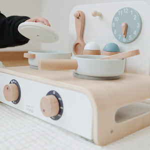 音も動きも楽しい、お子さまの創造力を引き出す木製のキッチンセット KURUKURU COOKER（クルクル クッカー）