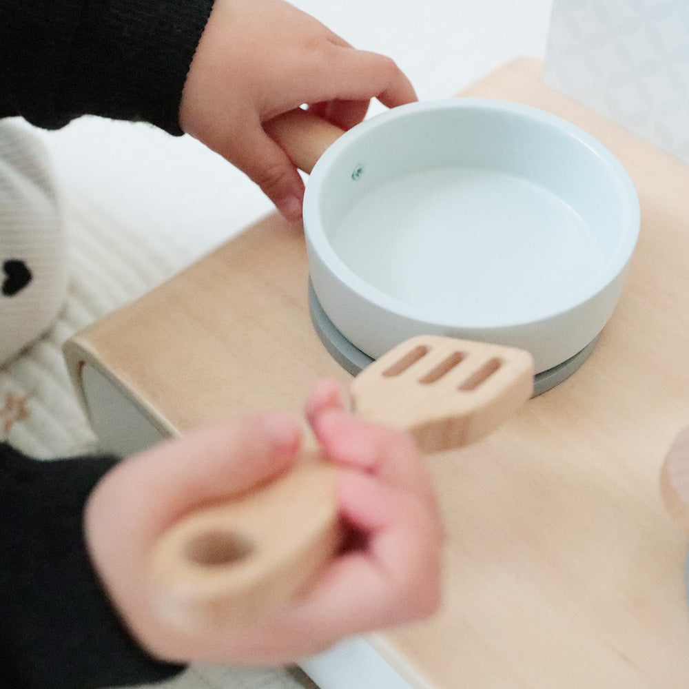 音も動きも楽しい、お子さまの創造力を引き出す木製のキッチンセット