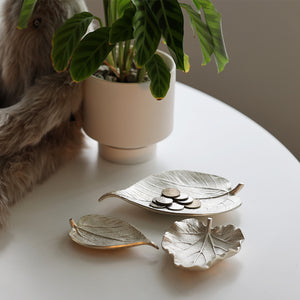 使い込むほど味わい深くなる、経年変化を楽しめるトレー LEAF TRAY（リーフ トレイ）