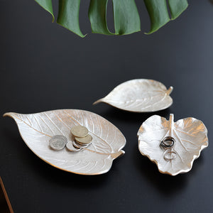 使い込むほど味わい深くなる、経年変化を楽しめるトレー LEAF TRAY（リーフ トレイ）