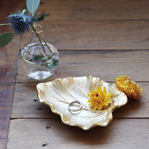 使い込むほど味わい深くなる、経年変化を楽しめるトレー LEAF TRAY（リーフ トレイ）
