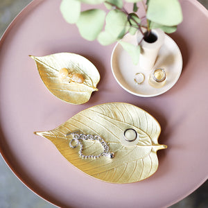 使い込むほど味わい深くなる、経年変化を楽しめるトレー LEAF TRAY（リーフ トレイ）