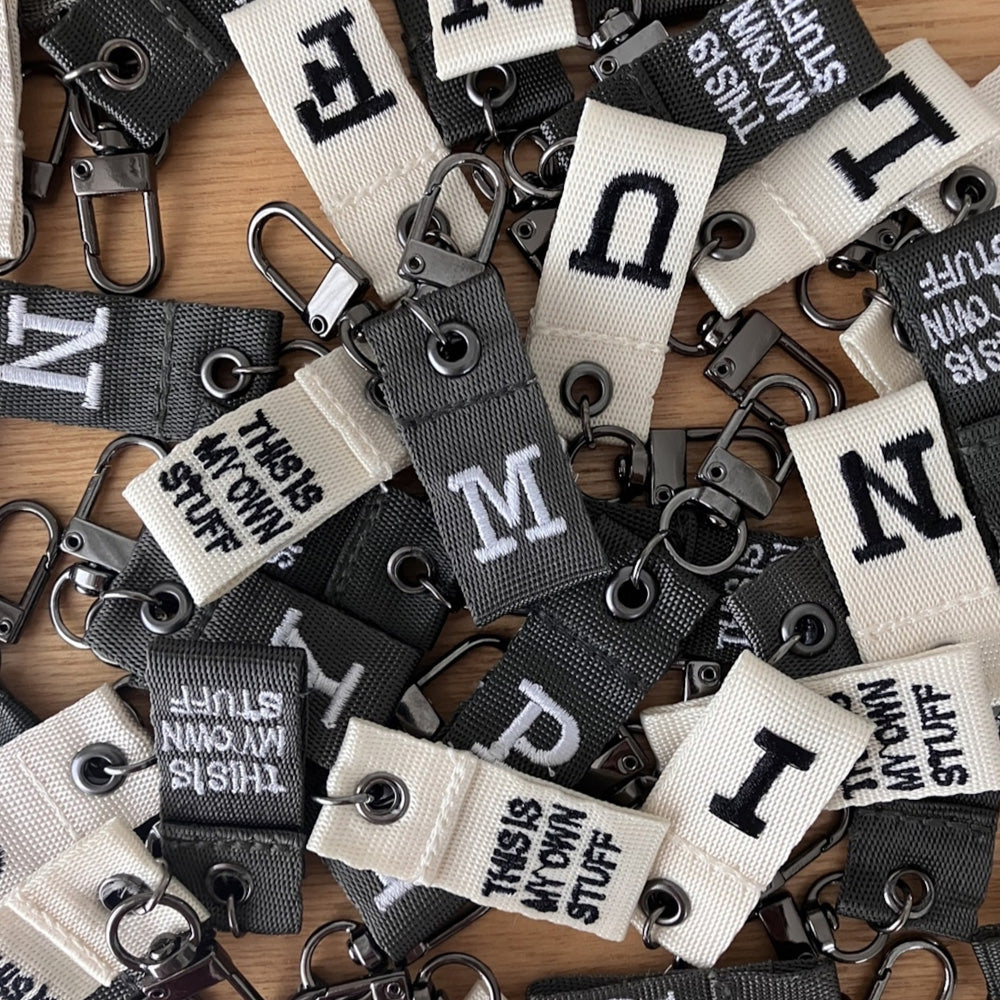 大切なアイテムをしっかりアピールできるタグ LETTER CHARM