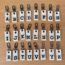 画像をギャラリービューアに読み込む, 大切なアイテムをしっかりアピールできるタグ LETTER CHARM
