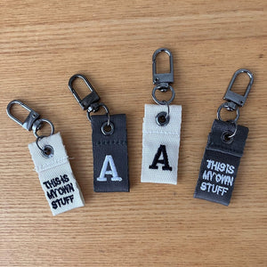 大切なアイテムをしっかりアピールできるタグ LETTER CHARM