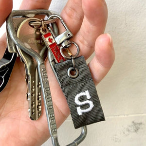大切なアイテムをしっかりアピールできるタグ LETTER CHARM