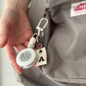 大切なアイテムをしっかりアピールできるタグ LETTER CHARM