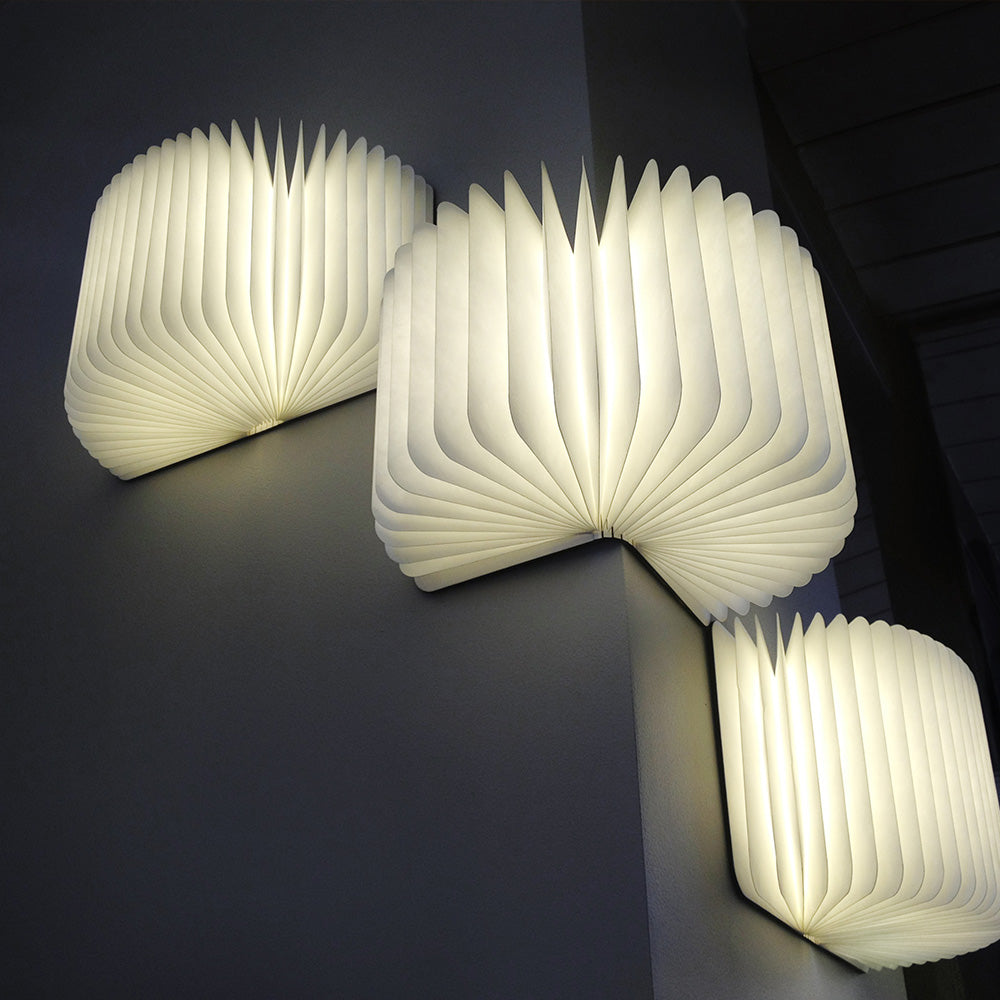 本を開くと幻想的な温かみのある光が広がるライト Lumio Lito