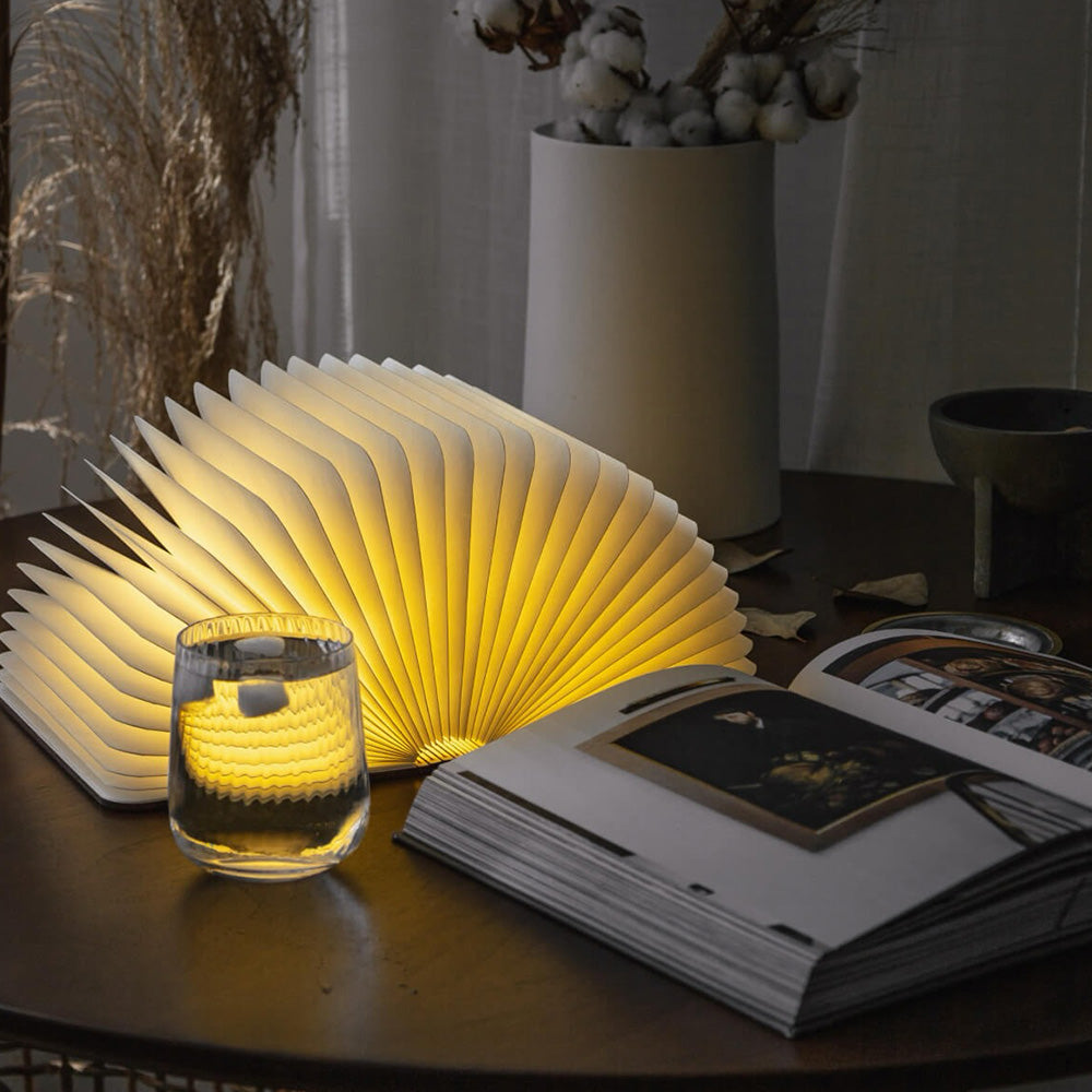 本を開くと幻想的な温かみのある光が広がるライト Lumio Lito（リト