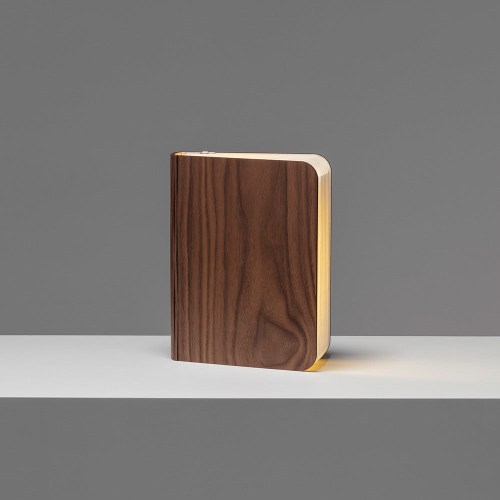 本を開くと幻想的な温かみのある光が広がるライト Lumio Lito（リト