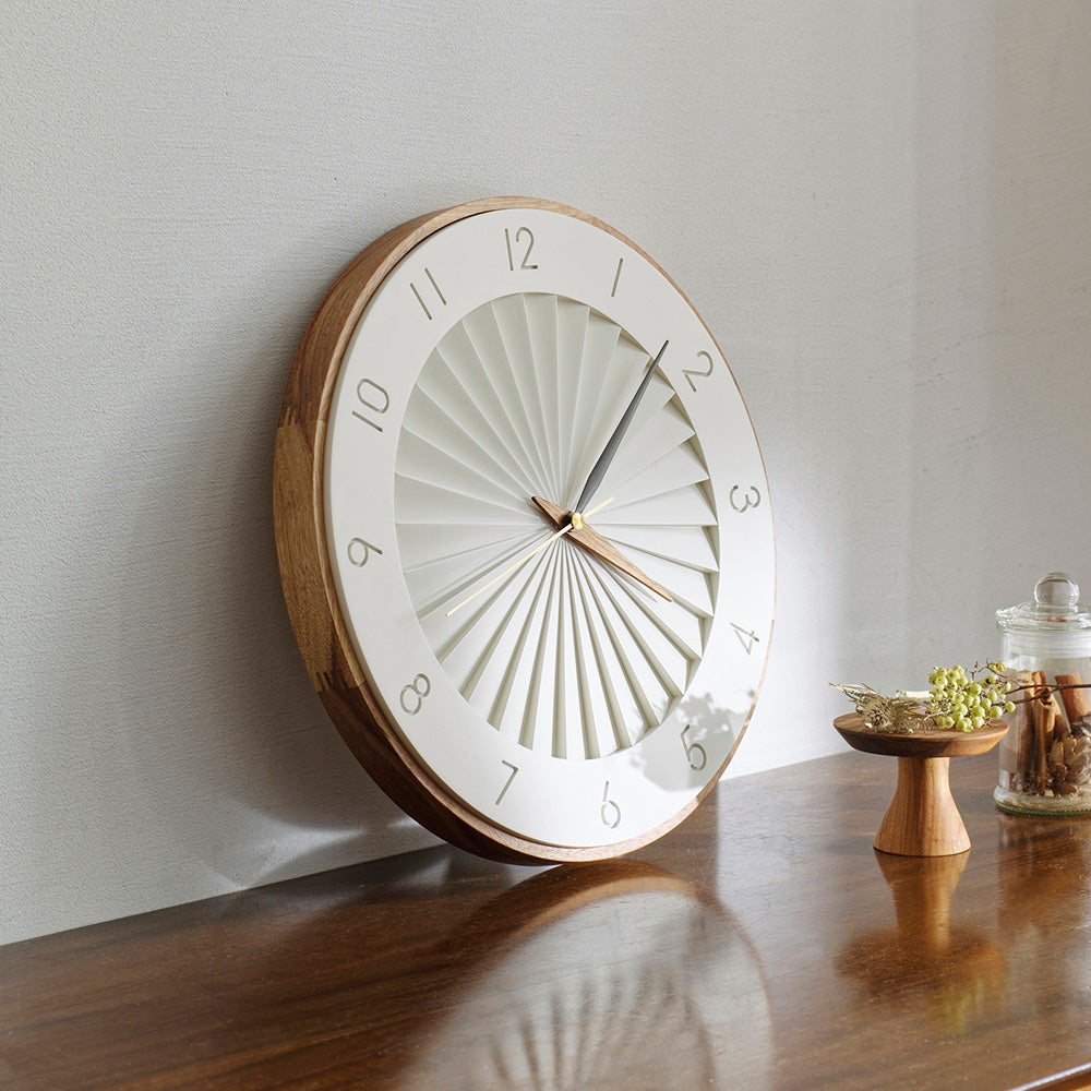 放射状に広がる段差が繊細な陰影を作り出すレリーフのような佇まいの