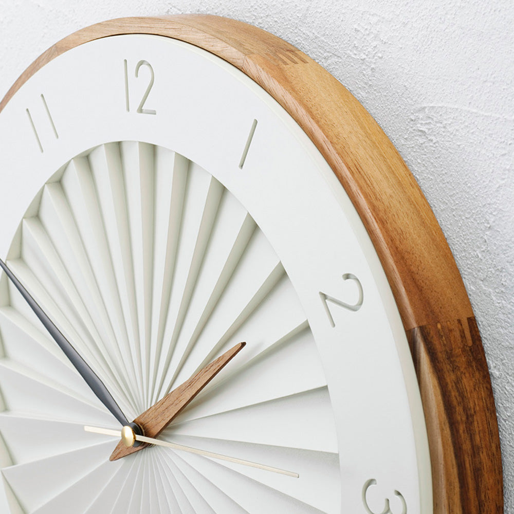 放射状に広がる段差が繊細な陰影を作り出すレリーフのような佇まいの