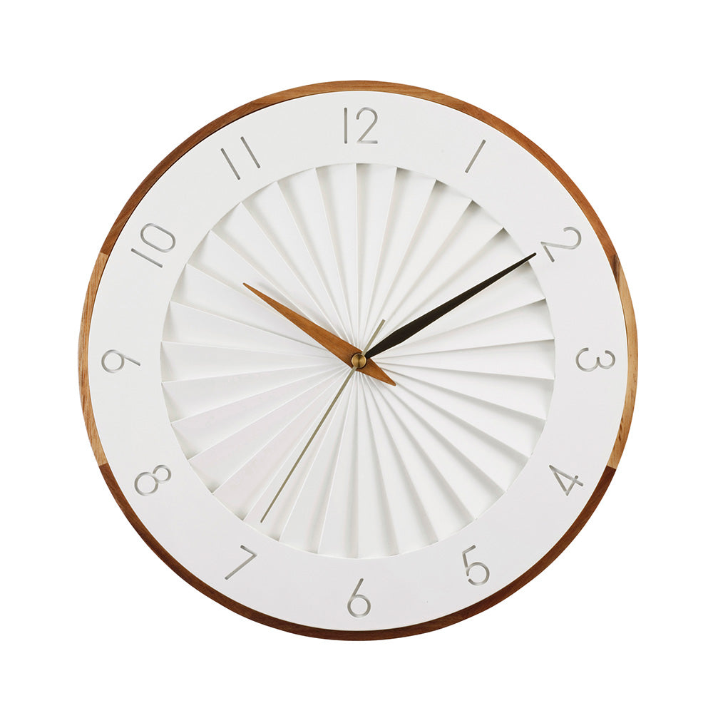 放射状に広がる段差が繊細な陰影を作り出すレリーフのような佇まいの