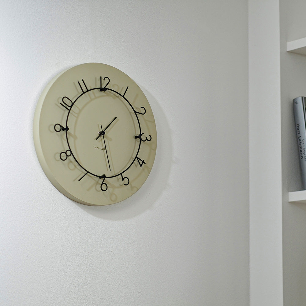 文字盤から浮かせたスチールの数字がクラシカルなデザインのウォール