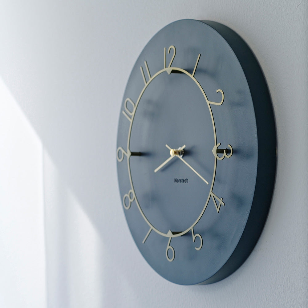 文字盤から浮かせたスチールの数字がクラシカルなデザインの