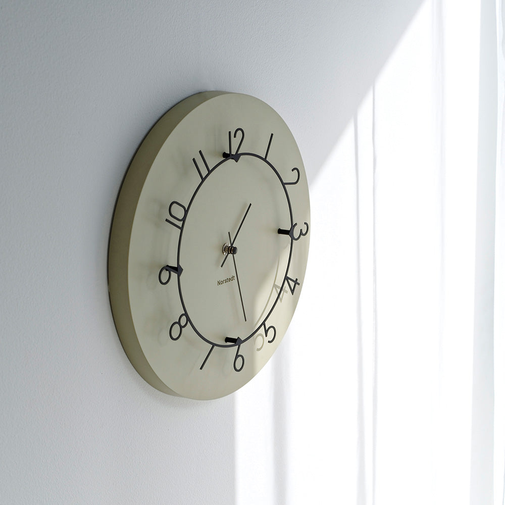 文字盤から浮かせたスチールの数字がクラシカルなデザインの