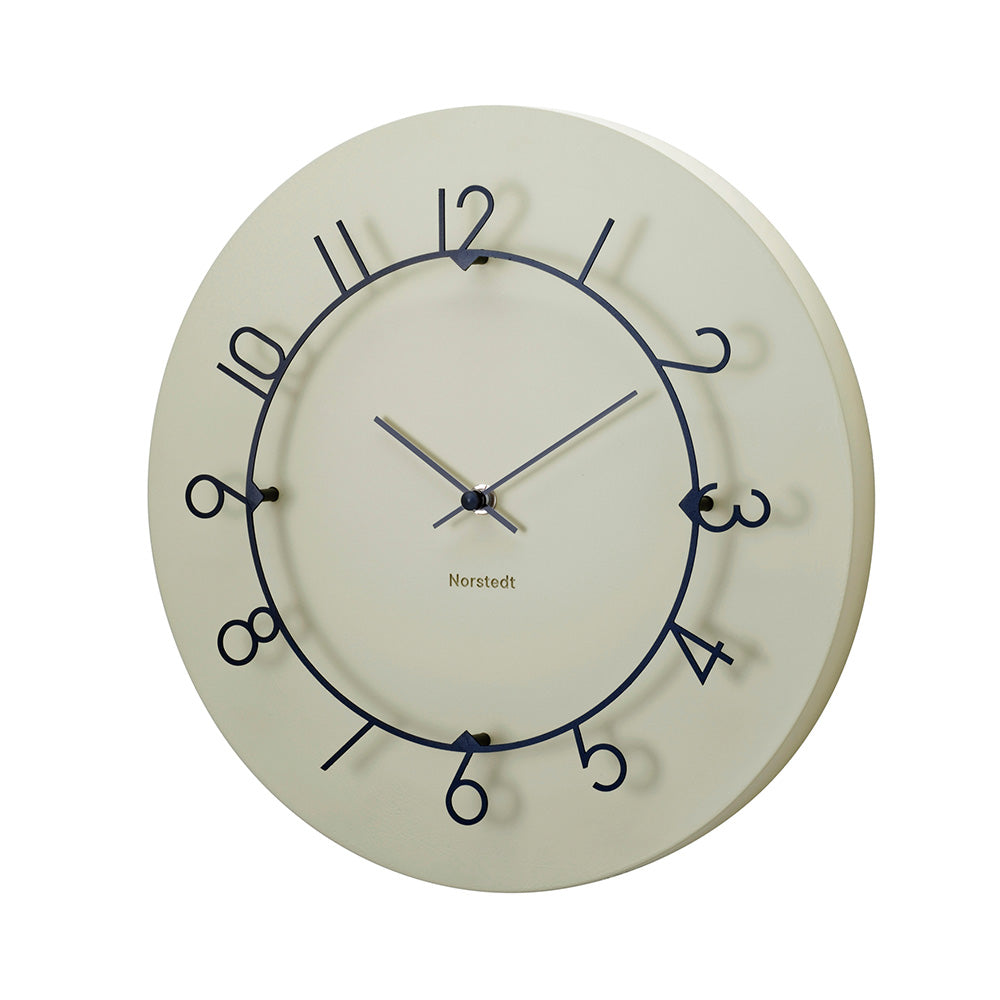 文字盤から浮かせたスチールの数字がクラシカルなデザインのウォール