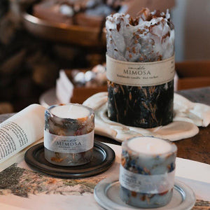 アロマワックスにドライフラワーを入れて固めたボタニカルキャンドル MIMOSA FLOWER AROMA CANDLE（ミモザ フラワー アロマ キャンドル）