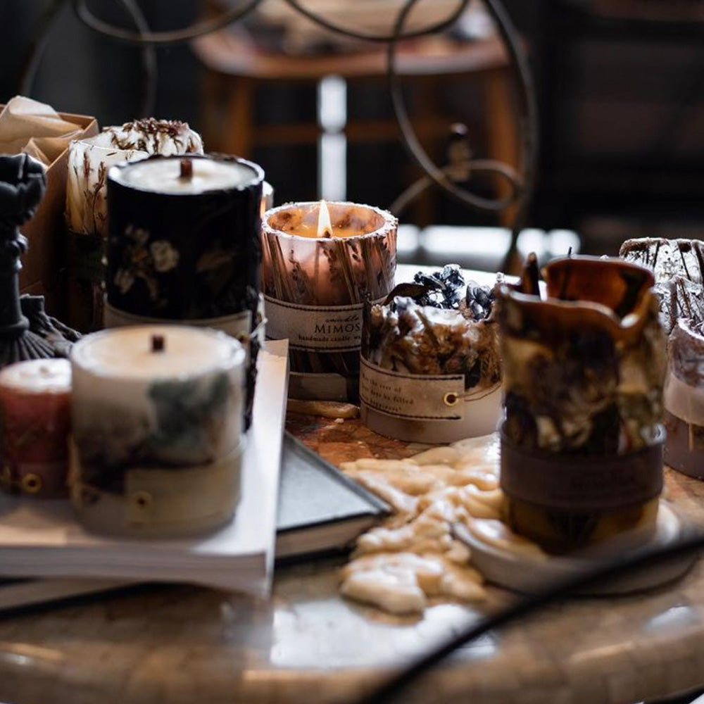 アロマワックスにドライフラワーを入れて固めたボタニカルキャンドル