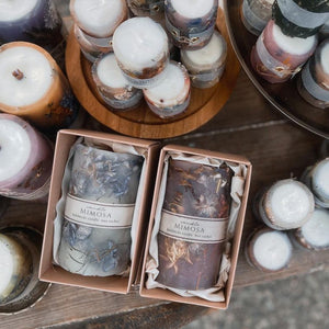 アロマワックスにドライフラワーを入れて固めたボタニカルキャンドル MIMOSA FLOWER AROMA CANDLE（ミモザ フラワー アロマ キャンドル）