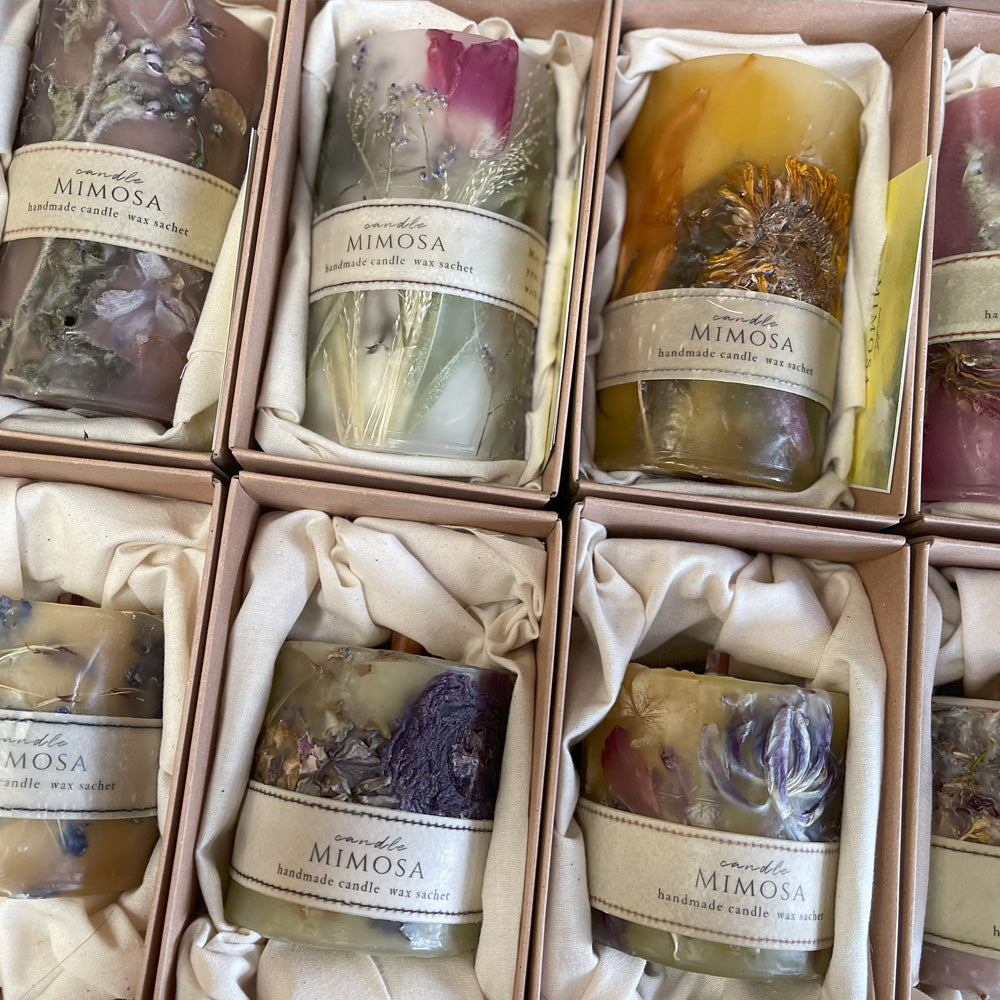 アロマワックスにドライフラワーを入れて固めたボタニカルキャンドル