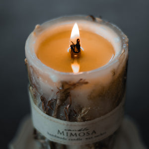 アロマワックスにドライフラワーを入れて固めたボタニカルキャンドル MIMOSA FLOWER AROMA CANDLE（ミモザ フラワー アロマ キャンドル）
