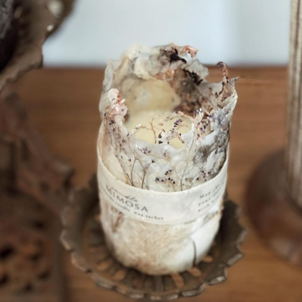 アロマワックスにドライフラワーを入れて固めたボタニカルキャンドル