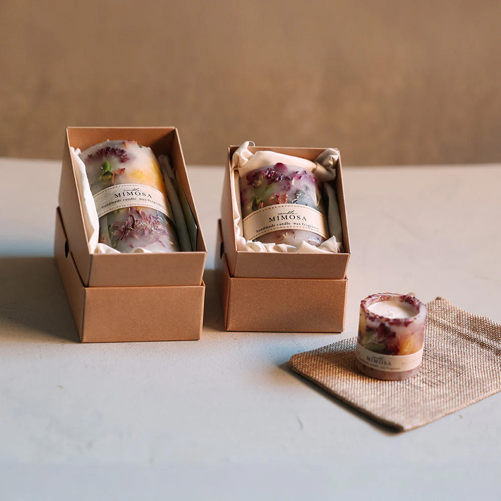 アロマワックスにドライフラワーを入れて固めたボタニカルキャンドル