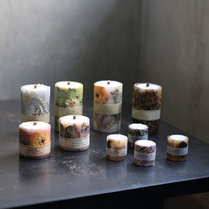 アロマワックスにドライフラワーを入れて固めたボタニカルキャンドル MIMOSA FLOWER AROMA CANDLE（ミモザ フラワー アロマ キャンドル）